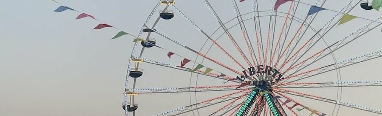 Man sieht Ein Riesenrad.