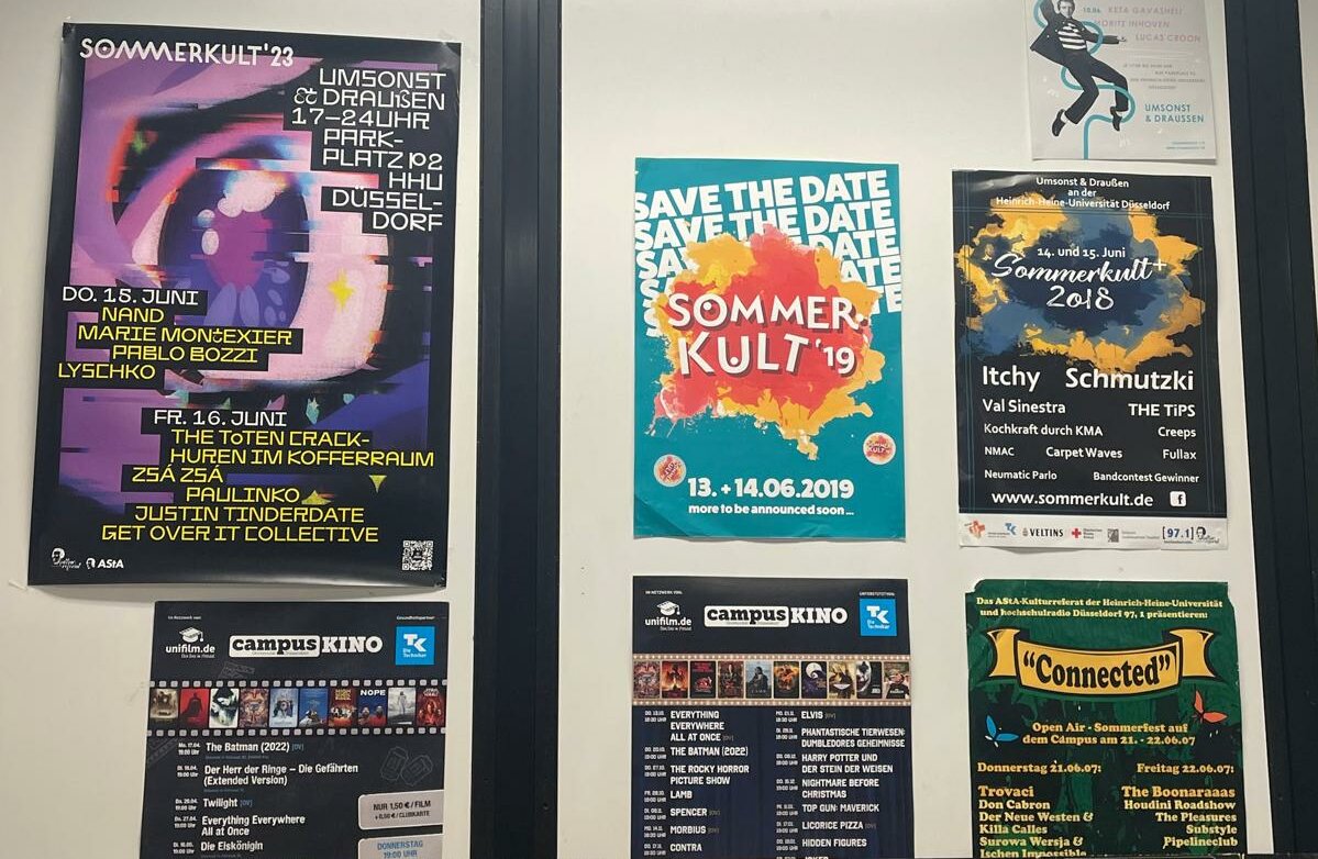 Auf dem Foto sieht man die Plakate von den letzten Sommerkult-Festivals