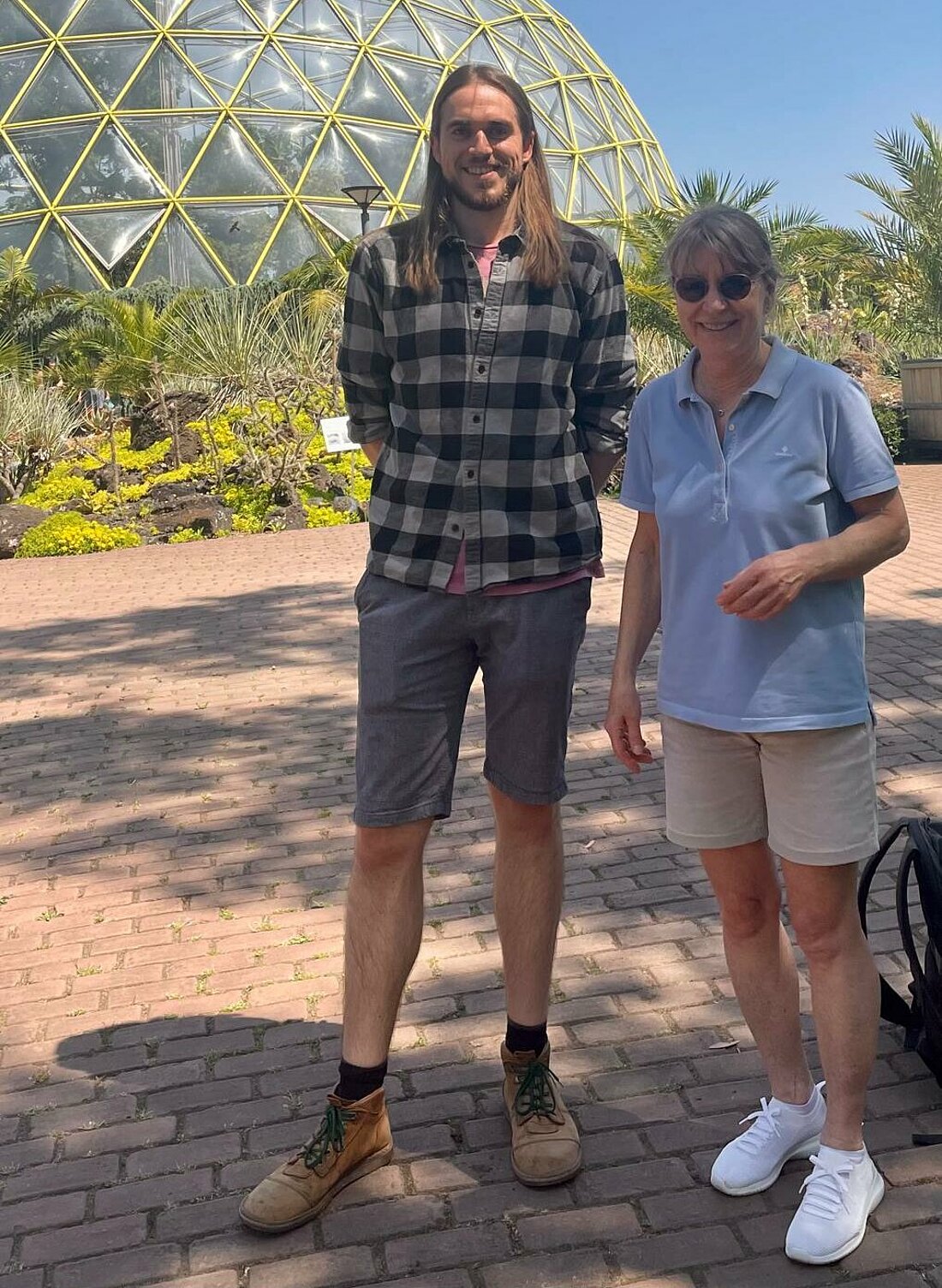 Darian Benno Tietgen (links) und Dr. Sabine Etges (rechts) vor der Kuppel im Botanischen Garten