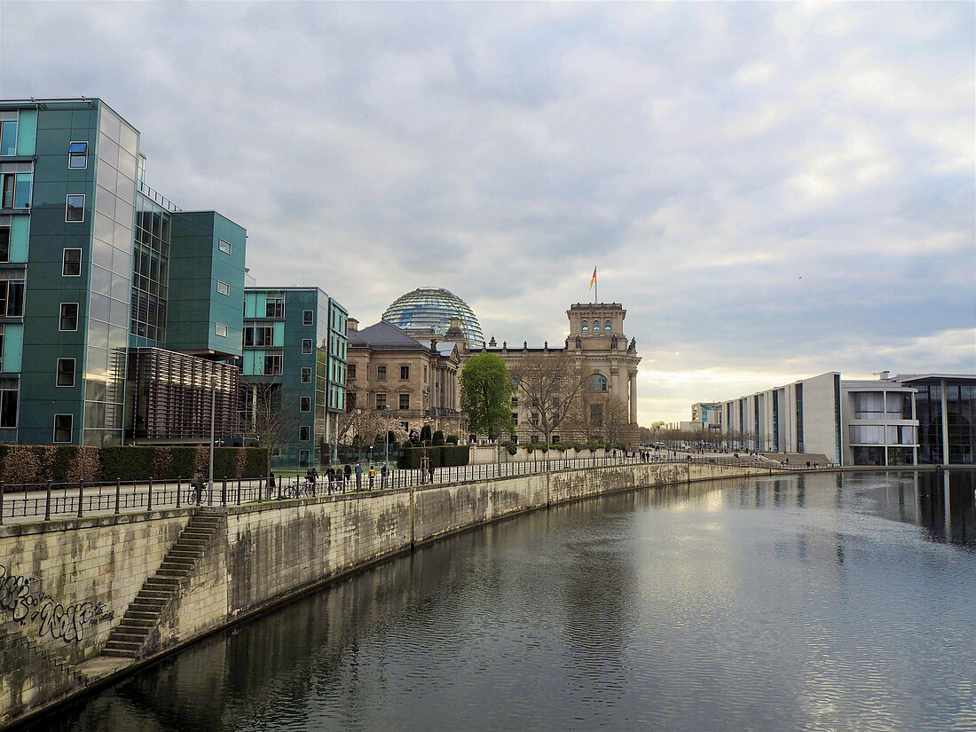 Zu sehen ist das Regierungsviertel in Berlin bei bewölktem Himmel. 