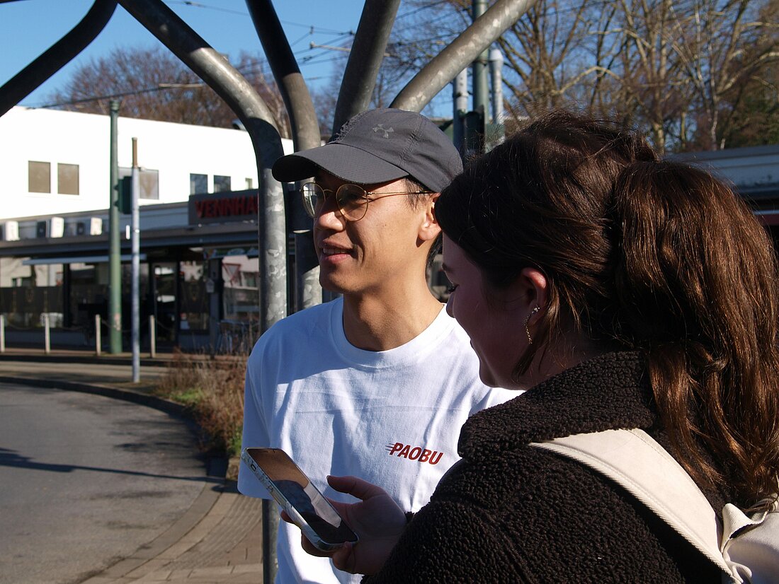 Auf dem Bild sieht man Oskar Cheong im Interview mit hochschulradio düsseldorf