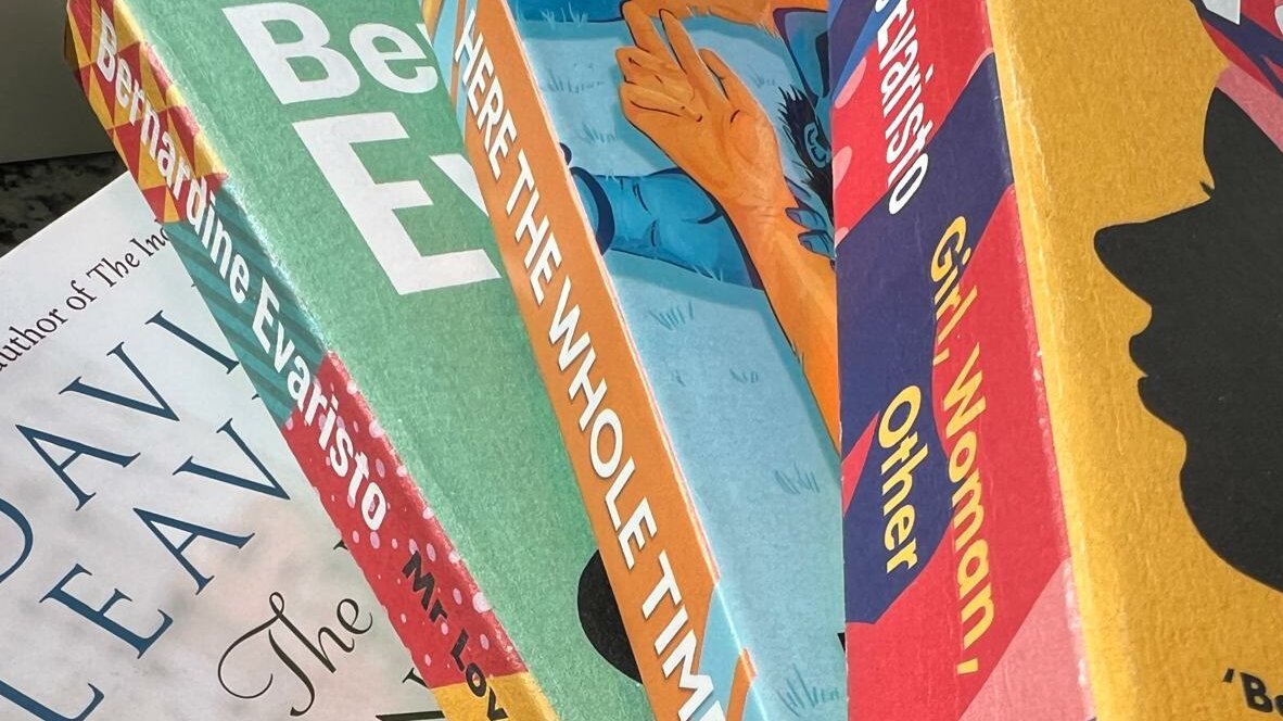 Queere Bücher von den Autoren Bernardine Evaristo, David Leavitt und Vitor Martins. (Foto: Valeska Ridzewski) Auf dem Bild sind Bücher zu sehen die aufeinander gestapelt sind.