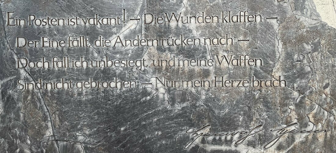 Detailaufnahme des in den Stein gemeißelten Verses.