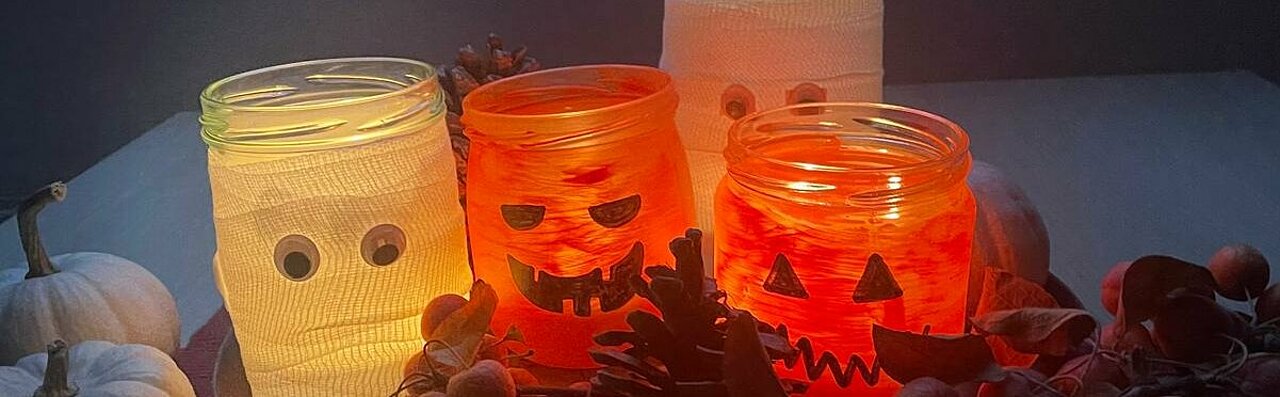 2 Kürbis-Windlichter und 2 Mumien-Windlichter in Herbstdeckoration