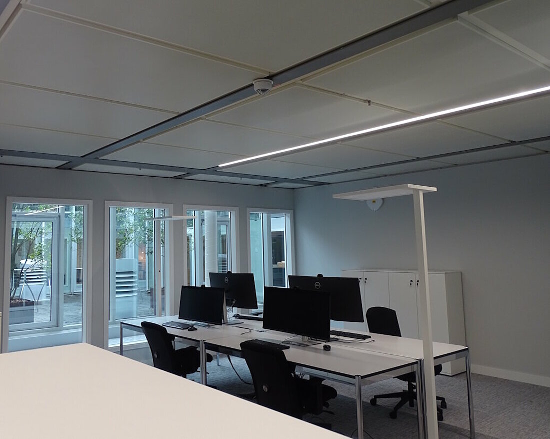 Auf dem Foto sind die Arbeitsplätze zu sehen. 