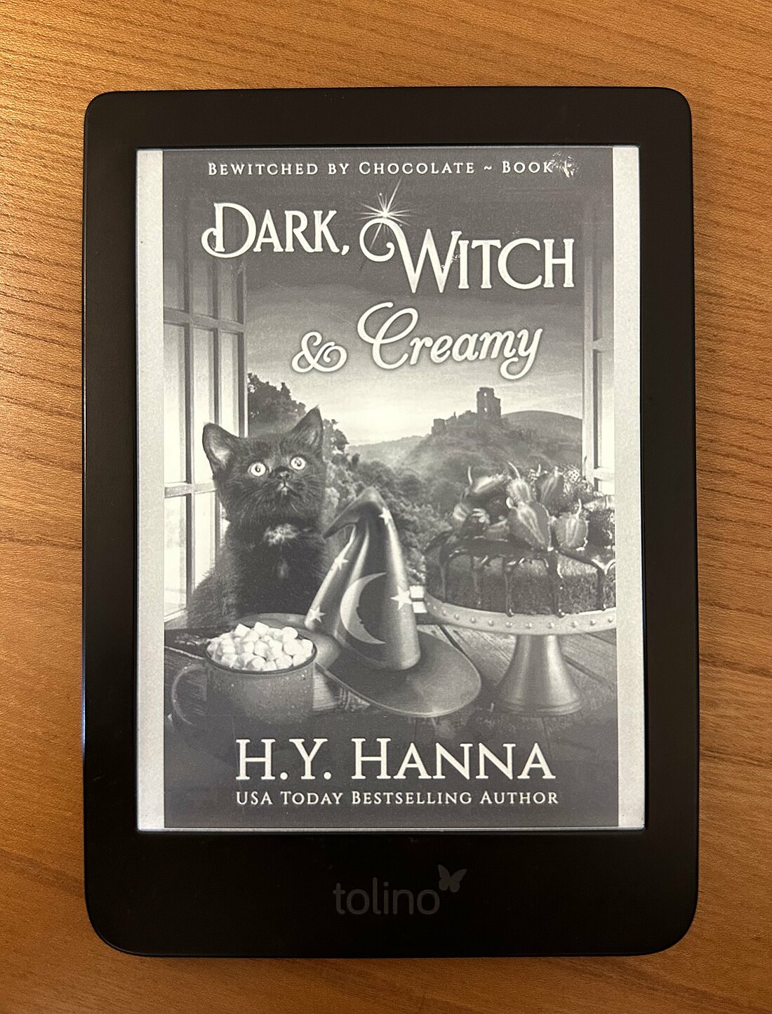 Ein E-Reader mit dem Cover von "Dark, Witch & Creamy" von H. Y. Hanna