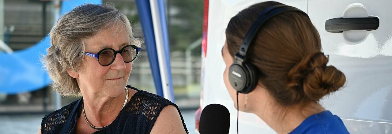 Auf dem Bild sieht man Prof. Edeltraud Vomberg im Interview mit hochschulradio düsseldorf (Foto: Andreas Meske)