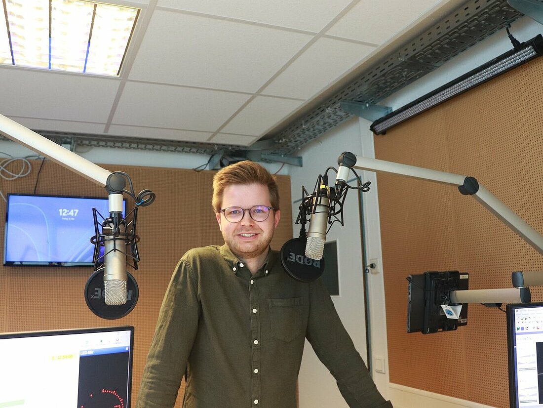 (Foto: Nele ter Jung) Auf dem Foto sieht man Tim Neumann im Studio von hochschulradio düsseldorf