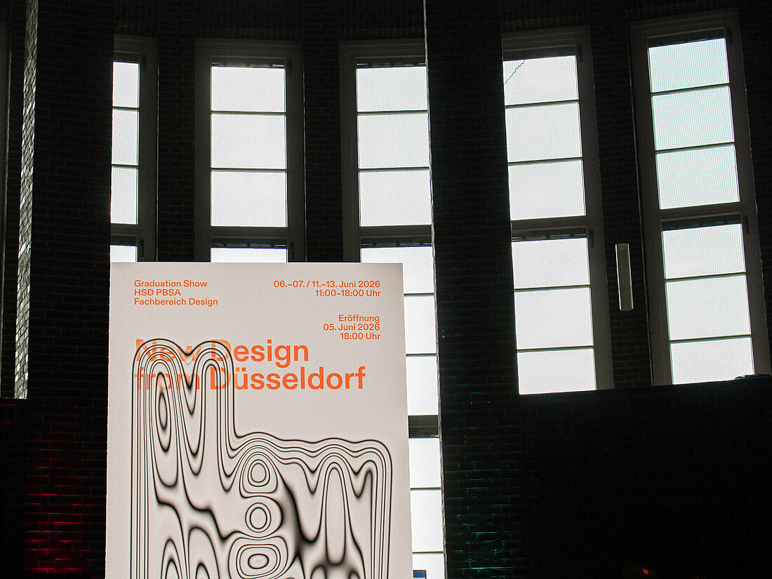 Ein Ausstellungs-Banner im Foyer des NRW-Forums