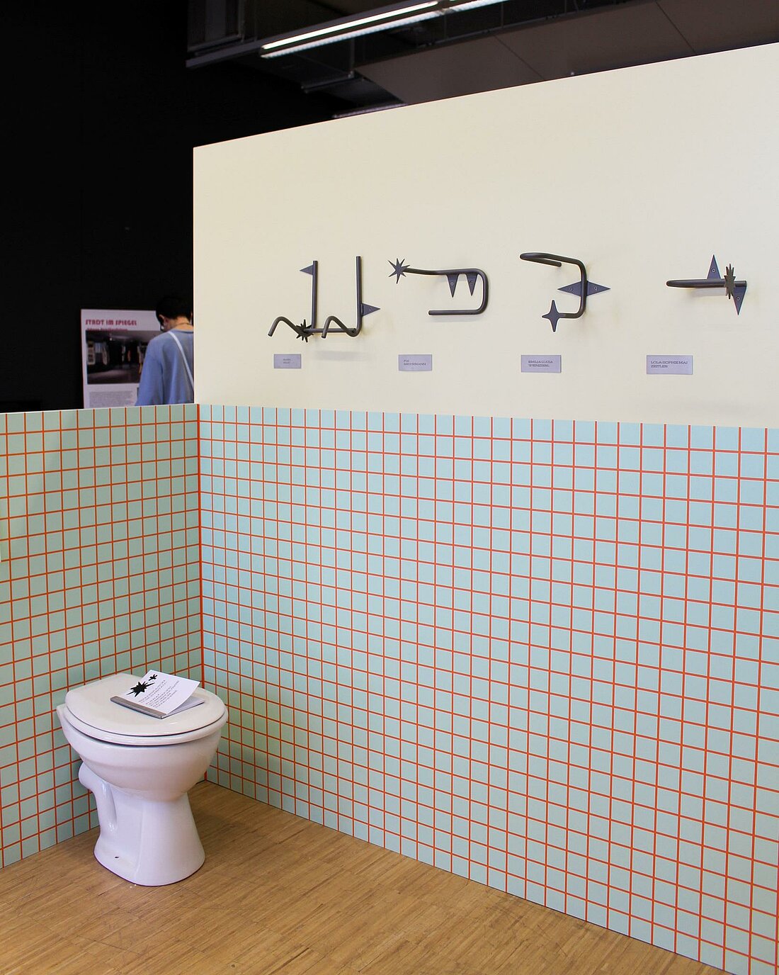 Eine Installation mit WC und Objekten aus Metall