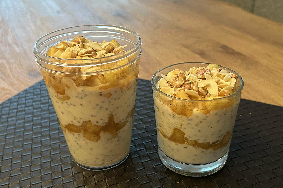 Auf dem Bild sieht man zwei Gläser, mit einer Apfel-Zimt-Kombination. Diese stehen auf einem Tisch Foto: Lena Sorgalla)