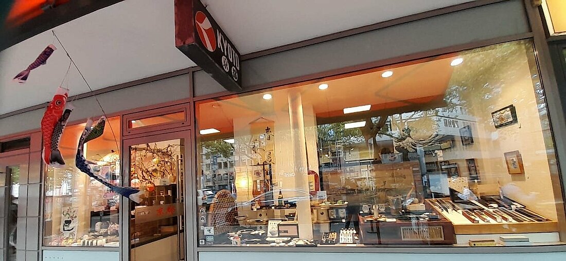 Man sieht die Fassade von Kyoto Porzellan (Foto: Maren Wollmann)