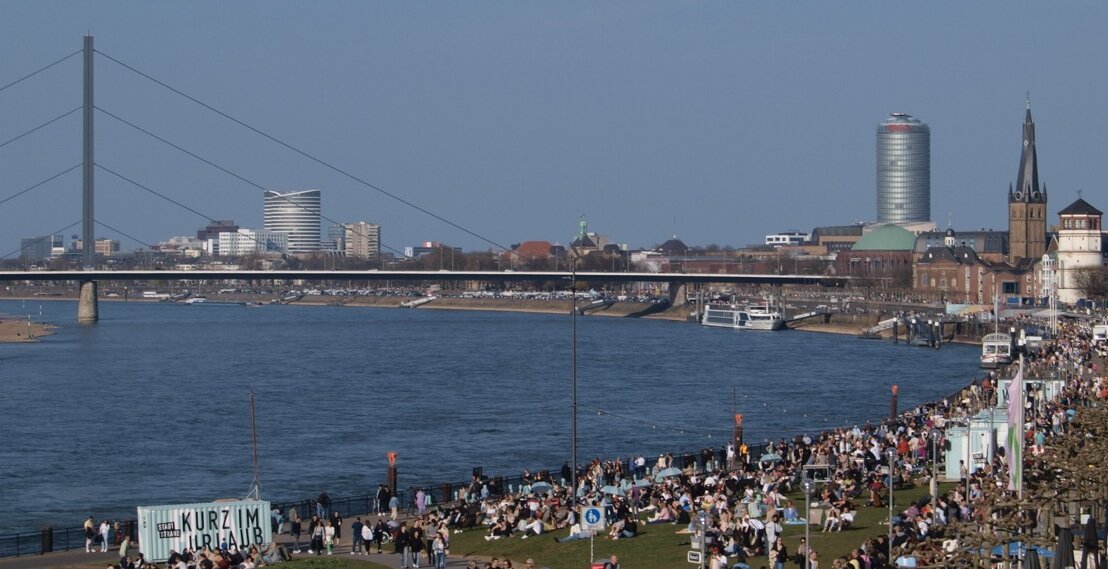  Zu sehen sind viele Menschen am Rhein (Foto:Michelle Pieczyk)