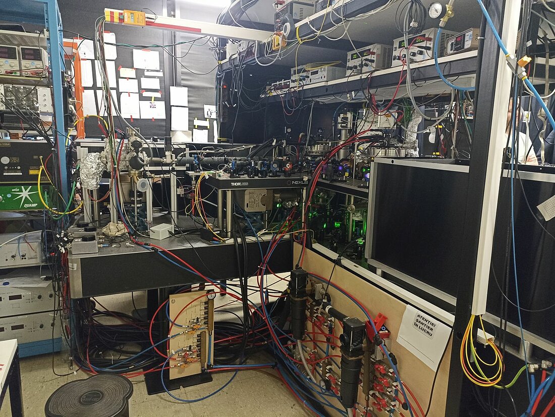 Viele Spiegel, Kabel, Messgeräte und Computer (Foto: Anastassija Sheremet) Auf der einen Ebene findet man viele Spiegel, auf den anderen Messgeräte und Computer. Überall hängen Kabel, die die Ebenen zu verbinden scheinen und auch quer durch den Raum ziehen