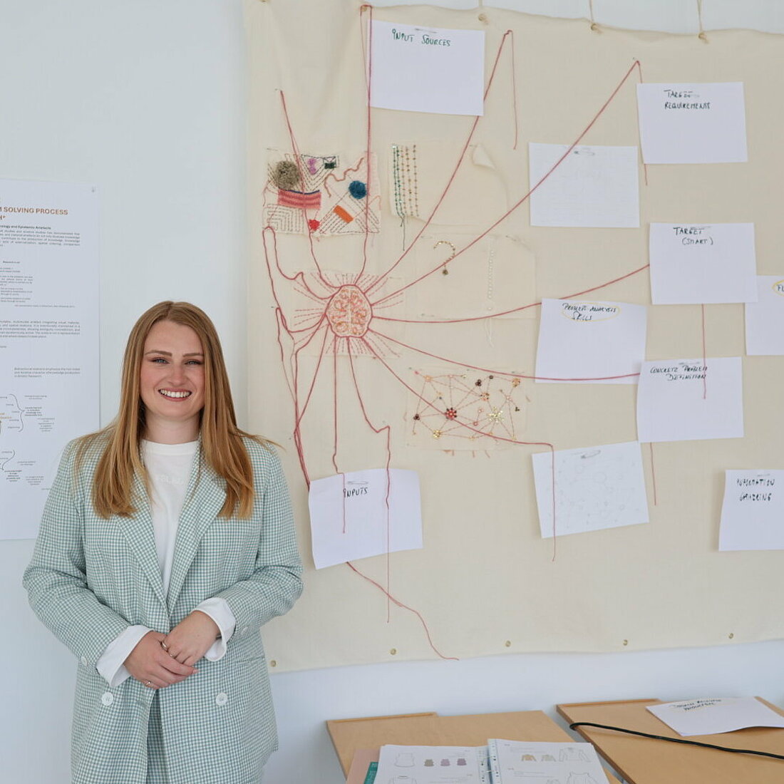 Auf dem Foto ist Marie Henseler zu sehen. Sie steht neben der mInmap und lächelt in die Kamera