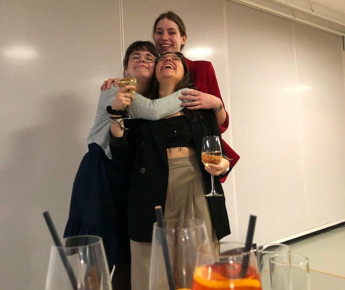 Greta, Svenja und Julia beim Neujahresempfang vom hochschulradio düsseldorf (Foto: Julia Vollmer) Auf dem Foto sieht man Greta, Svenja und Julia beim Neujahresempfang vom hochschulradio düsseldorf (Foto: Julia Vollmer)