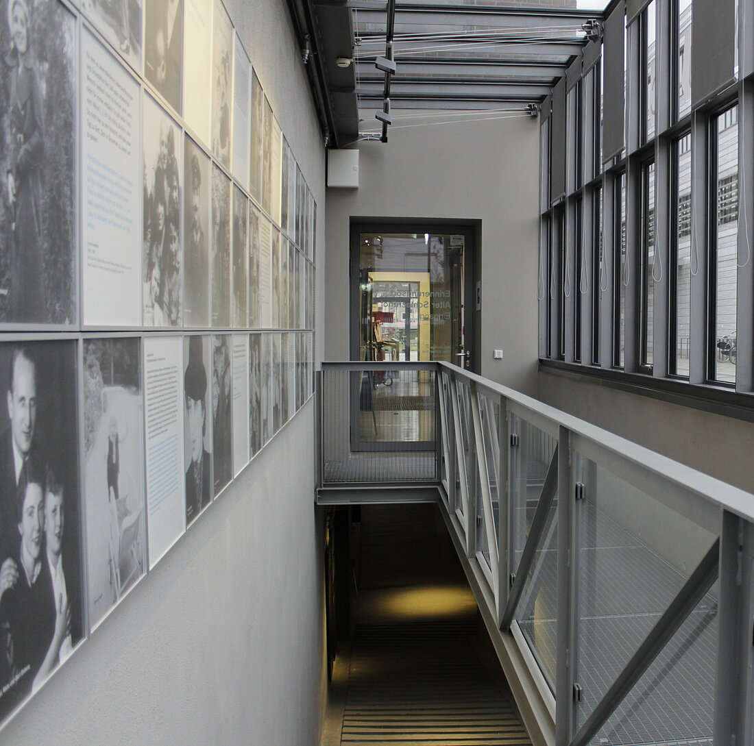 Die Gallerien links und rechts des Eingangs sind von außen einsehbar. (Foto:Eva Marschall) Die linke Galerie der Ausstellung zeigt die Fotos und Geschichten. Eine Treppe führt ins Untergeschoss.