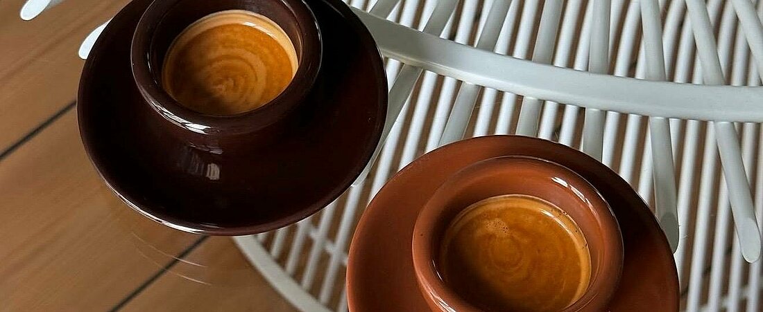 Zwei Kaffeetassen mit Inhalt