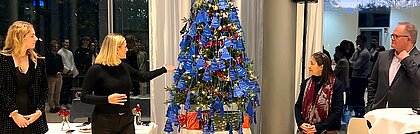 Man sieht zwei Vertreterinnen der WiWi-Fachschaft der HHU, eine Mitarbeiterin von der Stiftung Sterntaler und den Studiendekan bei den Eröffnungsreden der Wunschbaumaktion 2025