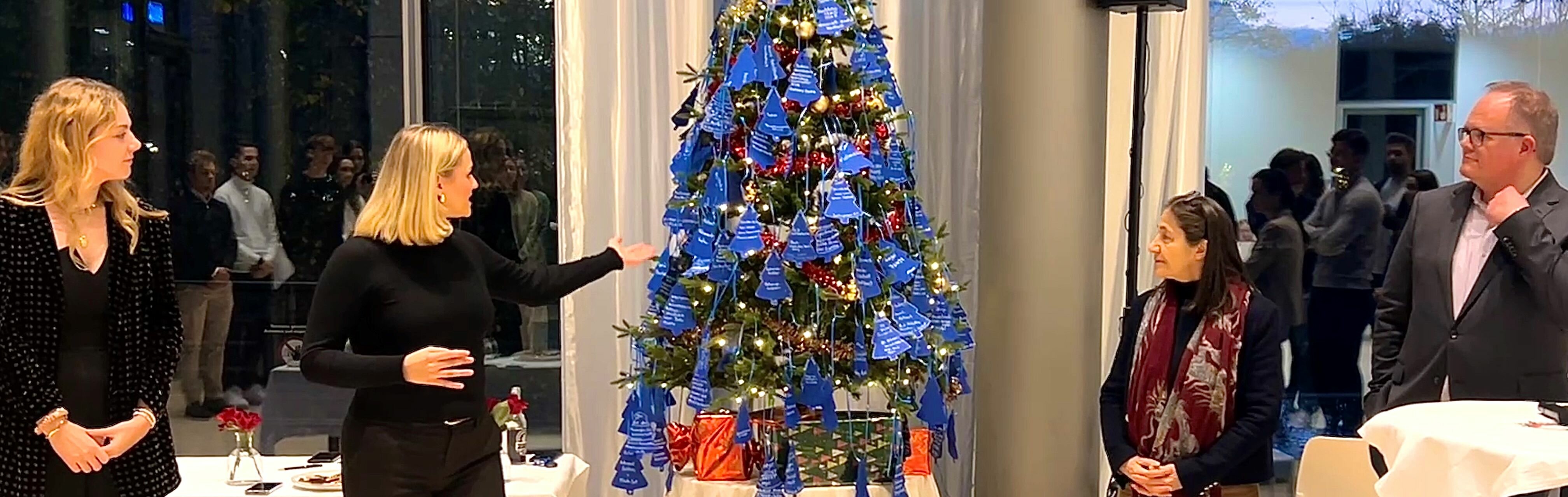 Man sieht zwei Vertreterinnen der WiWi-Fachschaft der HHU, eine Mitarbeiterin von der Stiftung Sterntaler und den Studiendekan bei den Eröffnungsreden der Wunschbaumaktion 2025