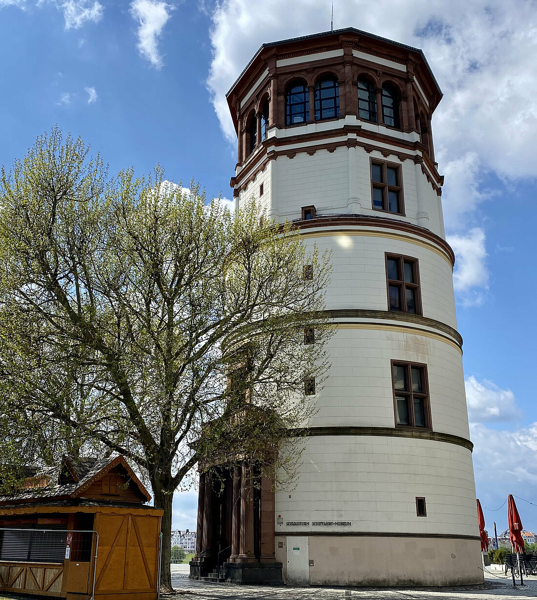 Der Schlossturm steht am Burgplatz in der Nähe der Rheinpromenade und der Altstadt.