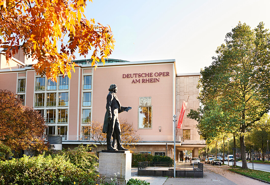 Zu sehen ist das Düsseldorfer Haus der Deutschen Oper am Rhein.