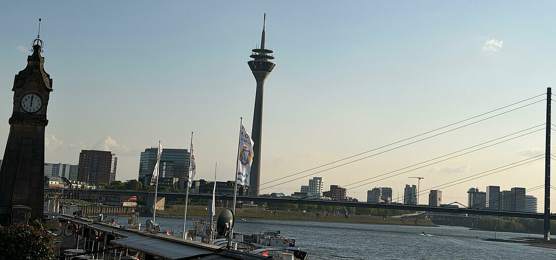 Die Aussicht von der Uferpromenade auf den Rheinturm 
