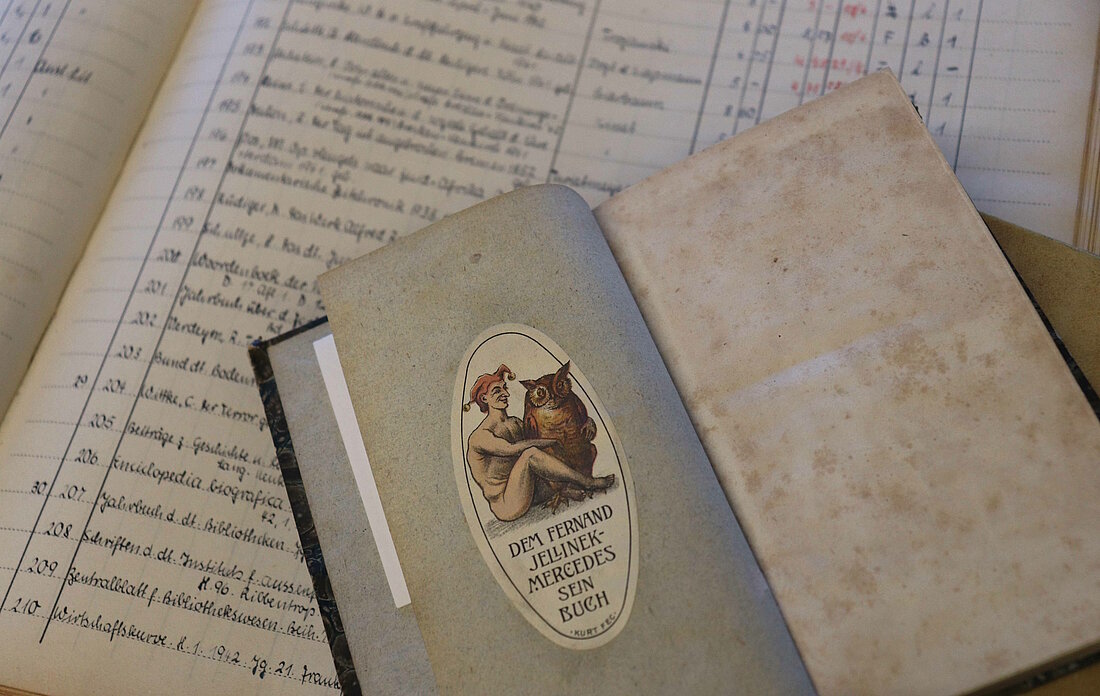 Zu sehen ist ein Buch mit einem Exlibris von Raoul Fernand Jellinek-Mercedes.