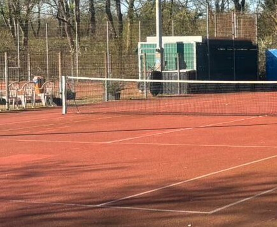 Auf dem Bild sieht man einen Tennisplatz am Campus der Heinrich-Heine-Universität.