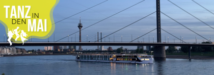 Der Rhein bei Sonnenuntergang mit Blick auf eine Brücke und den Fernsehturm in Düsseldorf mit Tanz in den Mai Design