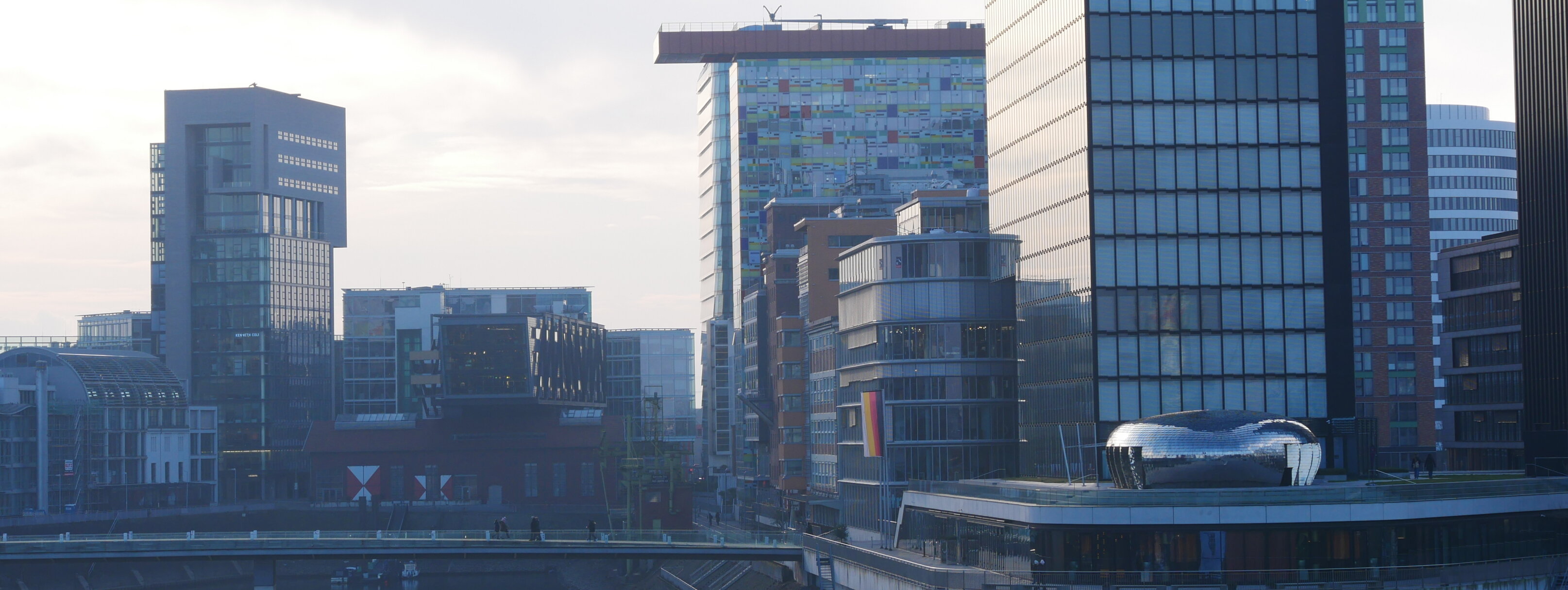Auf dem Foto sieht man den Medienhafen in Düsseldorf.
