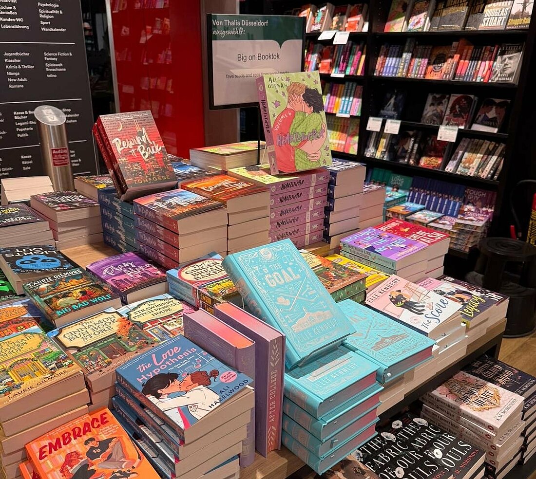 Zu sehen sind ausgestellte Bücher in einem Buchladen.