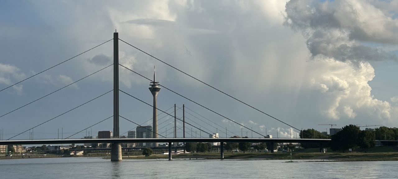 Zu sehen ist der Rhein bei schönem Wetter. Im Hintergrund sieht man den Rheinturm. (Foto: Anja Händel)