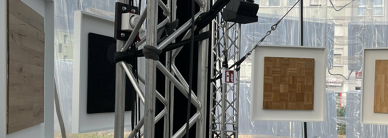 Exit vor den Mietpreisen (Bild: Jennifer Pröpper) Ausgeschnittene Bodenstücke in einem Kreis präsentiert. (Bild: Jennifer Pröpper)