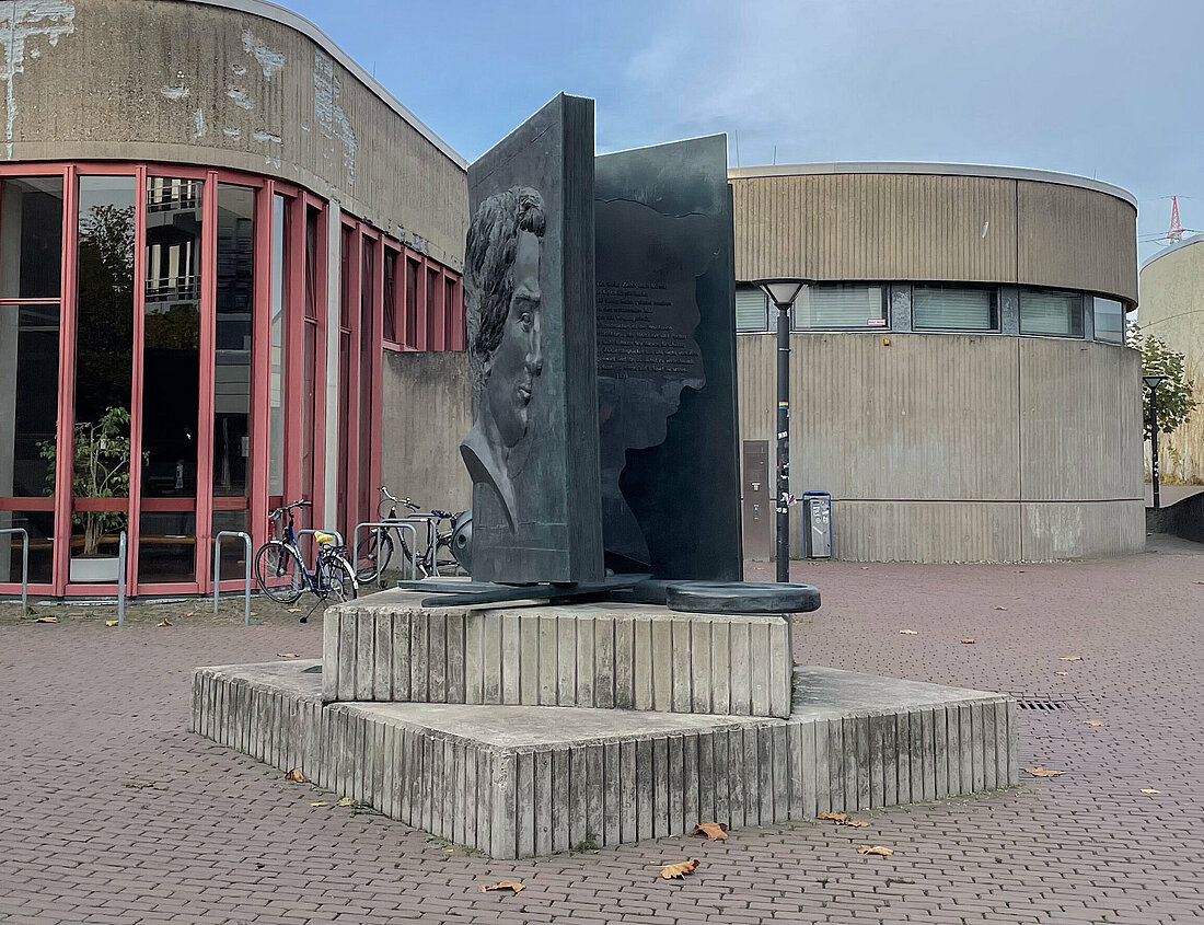 Das Heine-Denkmal vor dem Roy-Lichtenstein-Saal.