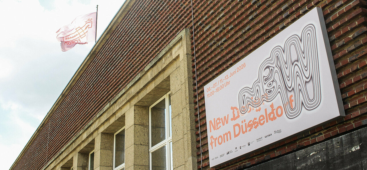 Das Plakat der Ausstellung „New Design from Düsseldorf“ an der Außenwand des NRW-Forums