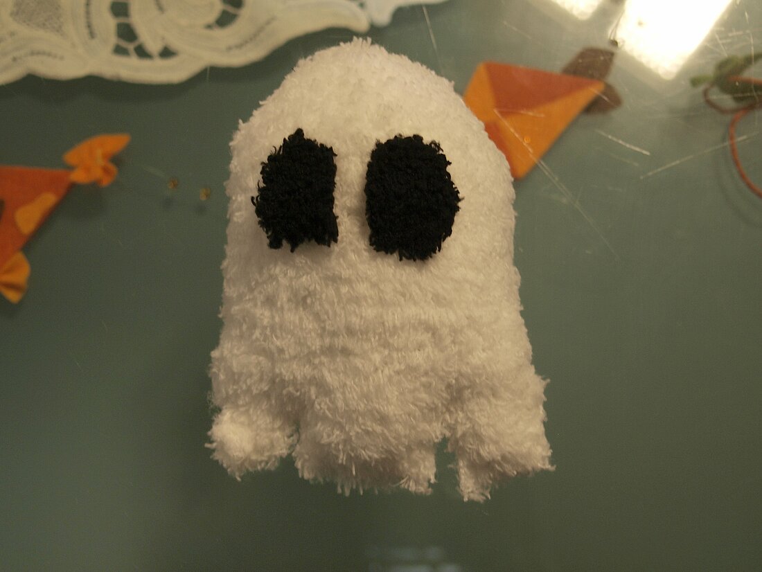 Ein Geisterstofftier aus einer weißen Socke.