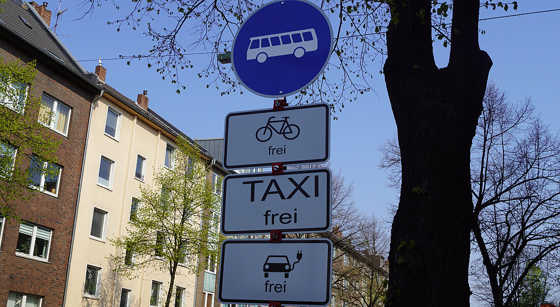 Man sieht Schilder, die anzeigen, welche Fahrzeuge auf der Umweltspur fahren dürfen.