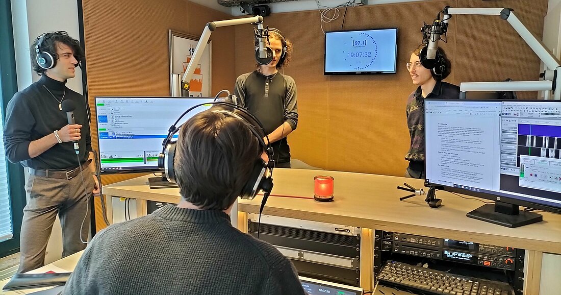 Die Mitglieder der Band DiScoville im Studio von hochschulradio Düsseldorf (Foto: Johanna Warszawa)