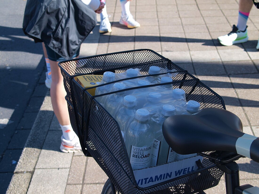 Auf dem Bild sieht man Oskars Sponsoring: Vitaminwasser und Proteinriegel