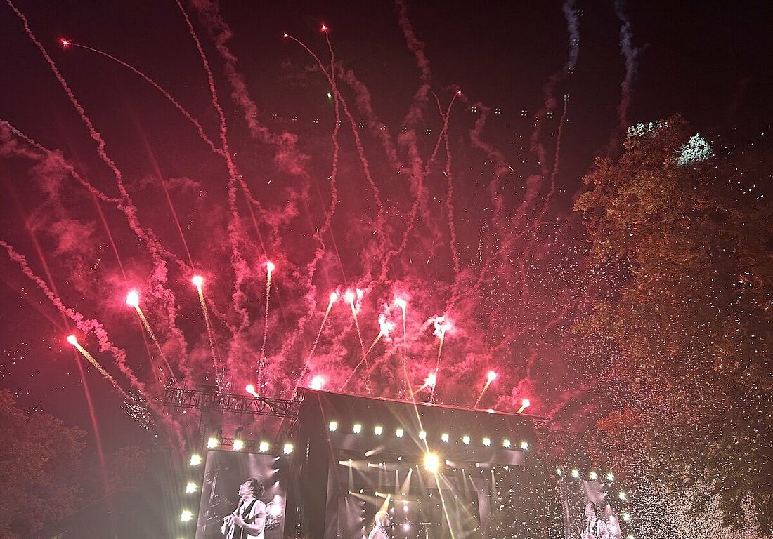 Man sieht ein rotes Feuerwerk über der Bühne.