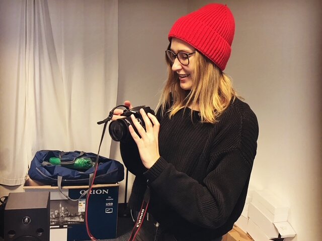 (Foto: Theresa Schültken) Auf dem Foto sieht man Theresa Schültken. Sie hält eine Kamera und schaut auf diese.