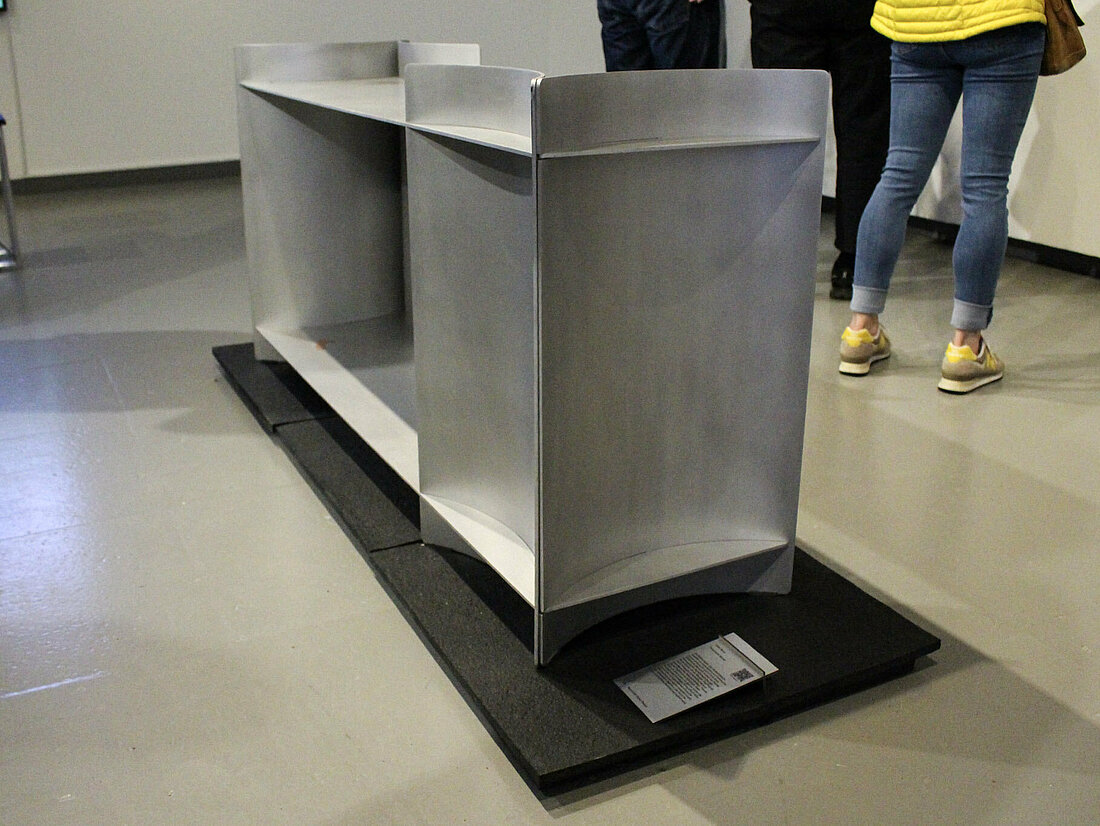 „Provozierte Spuren“ von Heiko Bauer (Foto: Lieselotte Hahn) Das Sideboard aus Metall