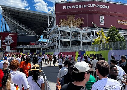 Fußballfans vor dem Stadion in Toronto.
