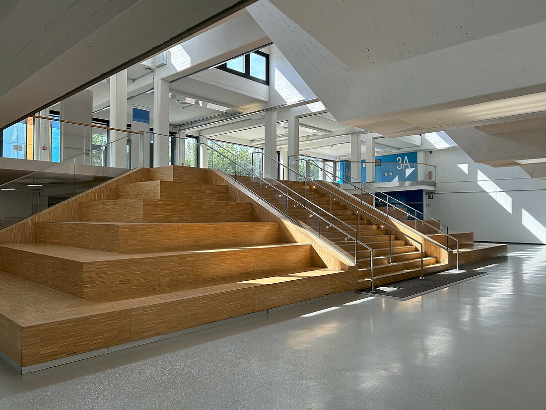 Auf dem Bild sieht man die Treppen vor dem Gebäude 23.21 an der Heine-Uni (Foto: Lena Sorgalla)