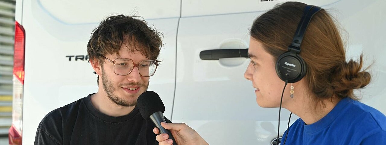 Auf dem Bild sieht man Fernando Koziel-Azevedo im Interview mit hochschulradio düsseldorf (Foto: Andreas Meske)