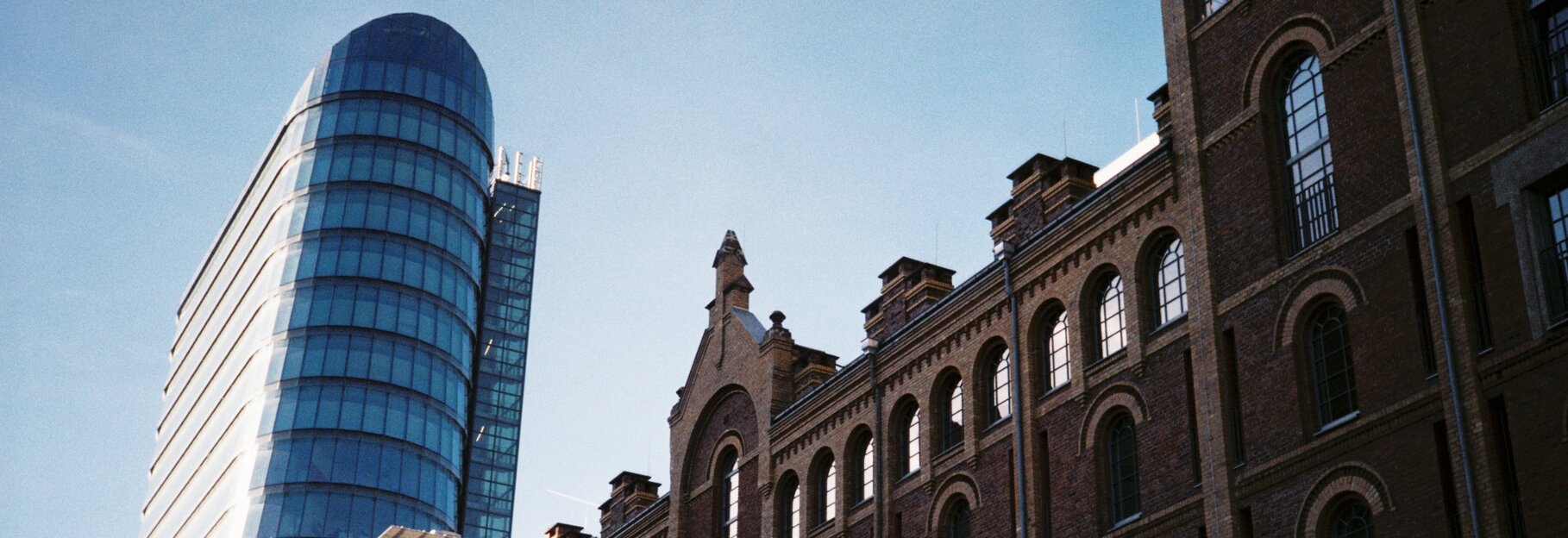 Auf dem Foto sieht man den Medienhafen in Düsseldorf bei gutem Wetter und blauem Himmel