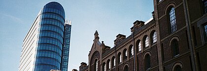 Auf dem Foto sieht man den Medienhafen in Düsseldorf bei gutem Wetter und blauem Himmel