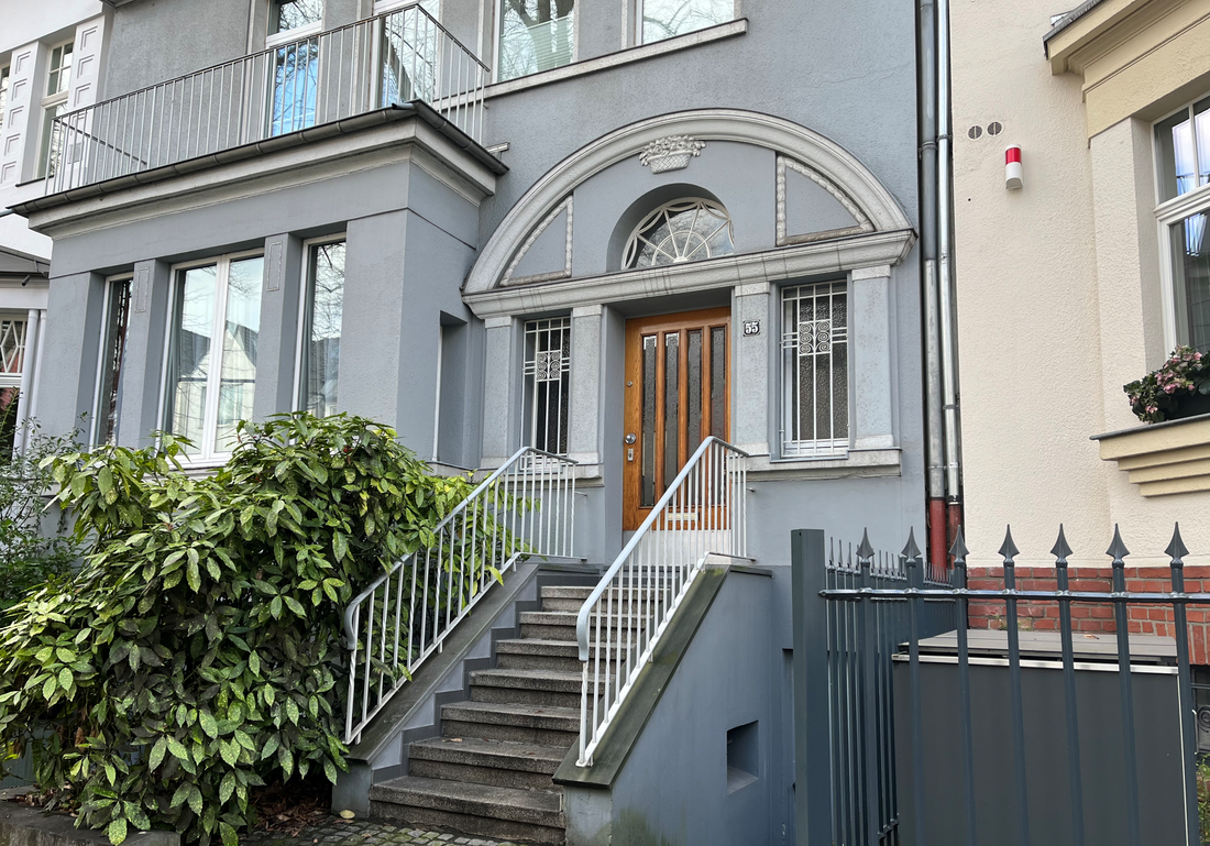 Man sieht einen Hauseingang mit einer Treppe. (Foto: Karina Schwarzer)