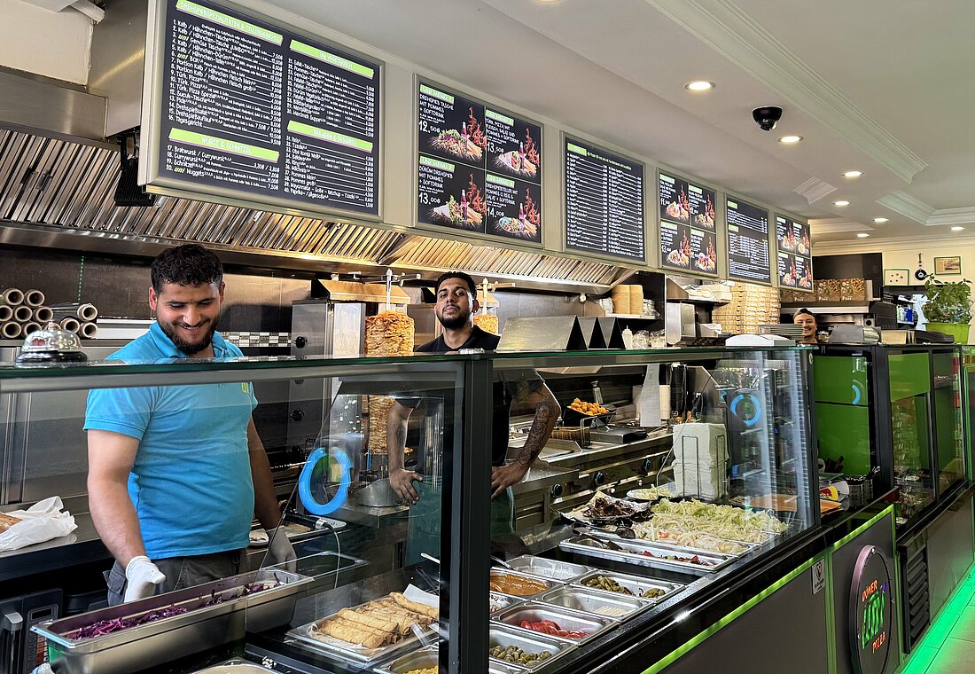 Auf dem Bild sieht man die Theke von Döner Uni Pizza.